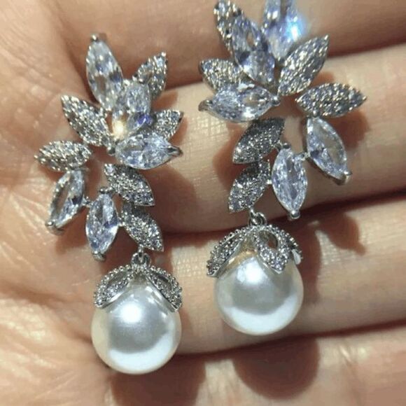 WHITE GOLD DIAMOND AND PEARL FLOWER DANGLE EARRINGS - Picture 3 of 9